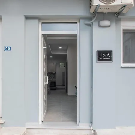 J & A Kandilas Apartament