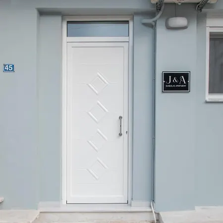 J & A Kandilas 아파트